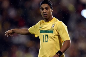 特色足球文化周在多个城市轮番举行，展示多元魅力，足球文化宣传主题海报