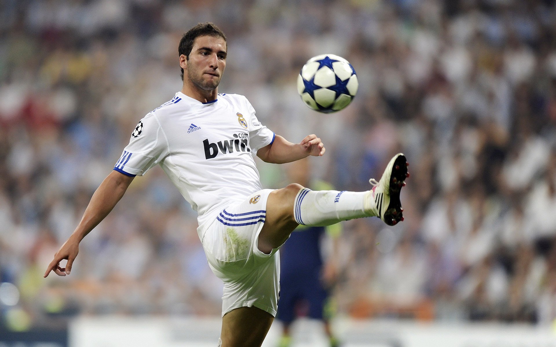 32岁神锋梅开二度，孔帕尼率队击败世俱杯冠军续写连胜，孔帕尼巅峰啥水平